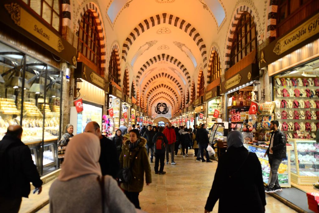 A Shopper’s Guide to Dubai: From Mega Malls to Traditional Souks A Shopper's Guide to Dubai From Mega Malls to Traditional Souks